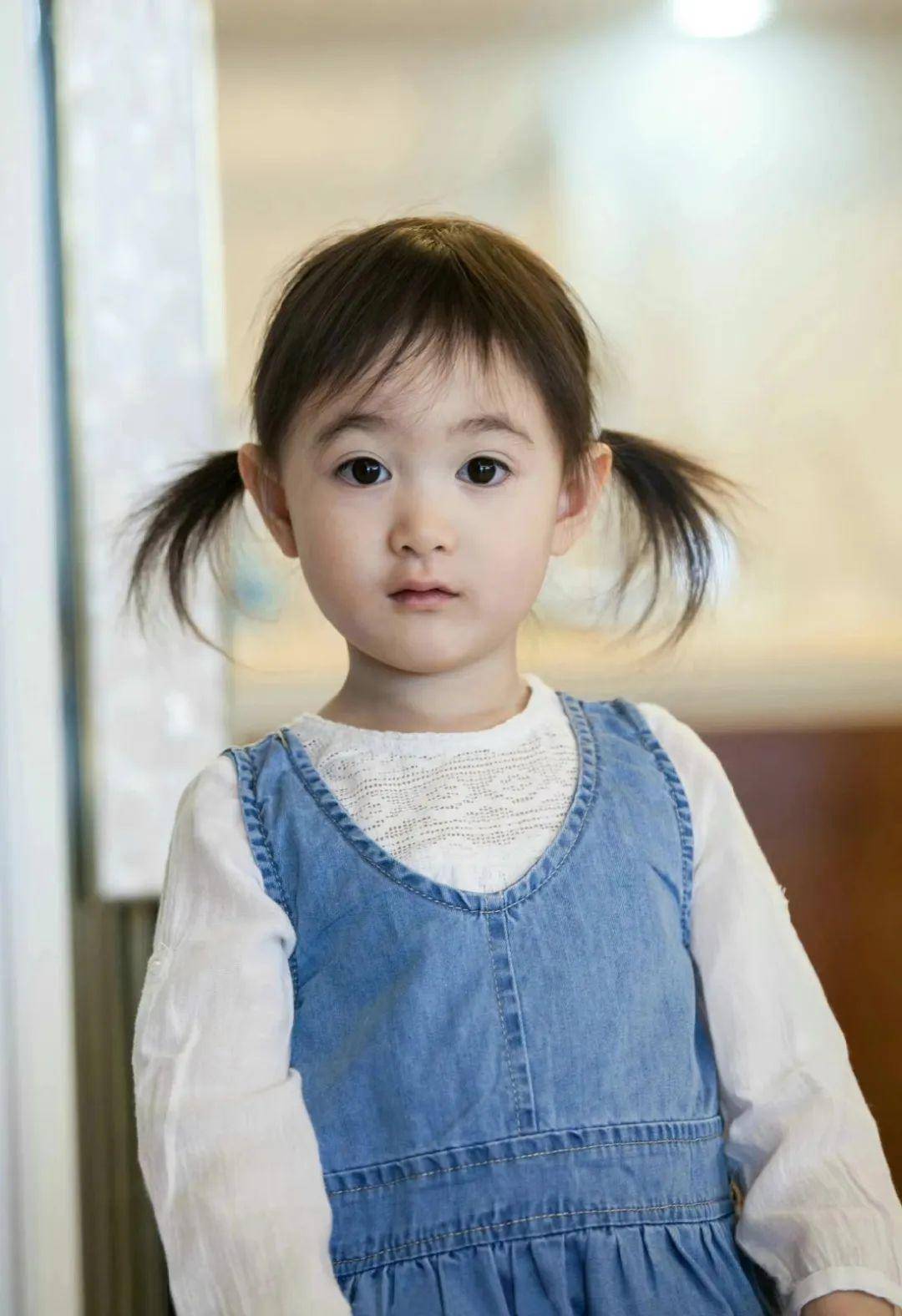 她是体操奥运冠军李小鹏与李安琪的女儿,真名为李馨琪,2014年她参加
