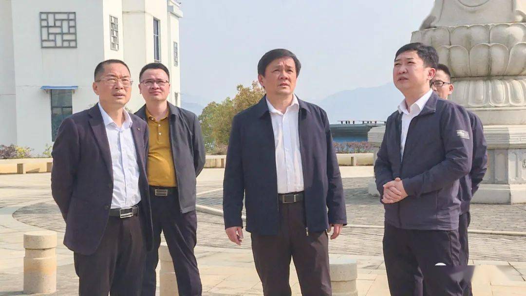 县领导一行先后来到华安县长宝山公益性陵园和华安县殡仪服务中心项目