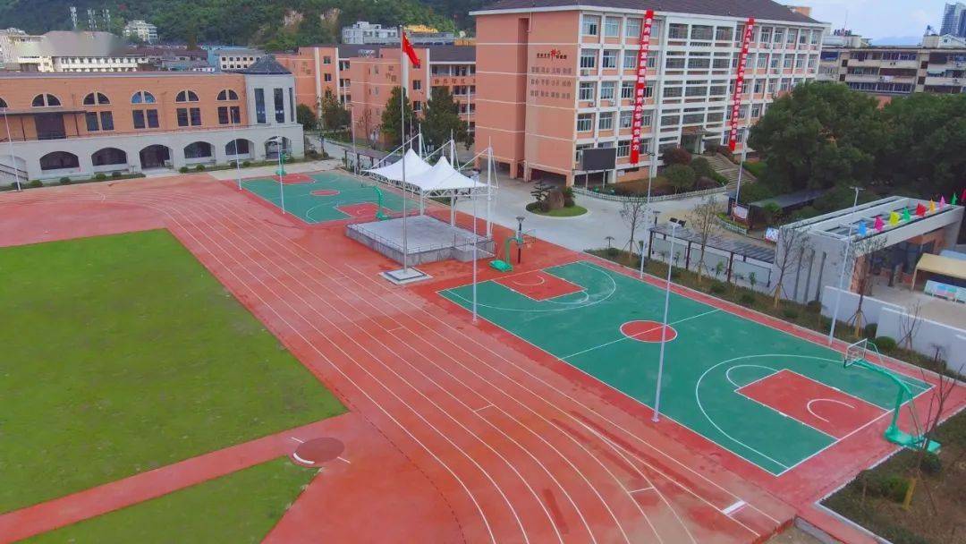 小学临海市巾山教育集团创办于1918年,前身为天主教堂创办的元德小学