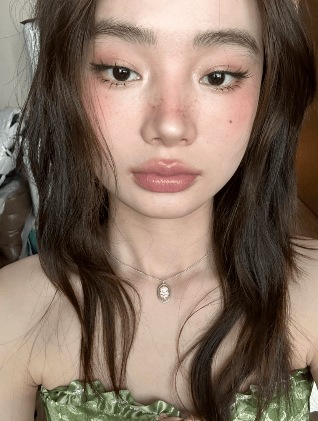 继脏脏鞋之后,"脏脏妆"横空出世了…_雀斑_阴影_棕色