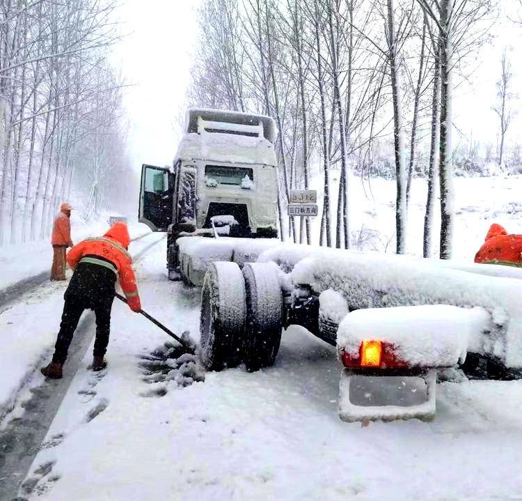 积极应对突发雨雪天气 保障普通公路安全通行