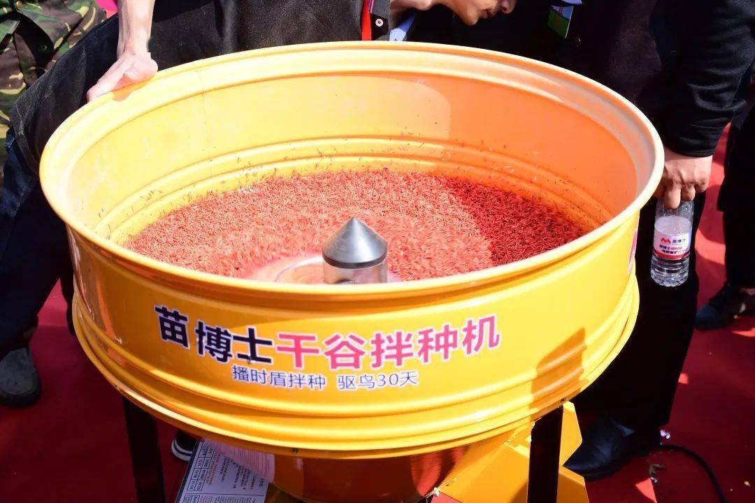 通过鞭炮,彩带方式驱鸟,最后看到的是现代通过高效的护鸟种衣剂驱鸟