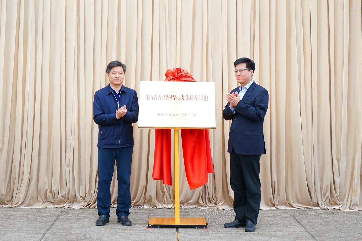 分管日常工作的副校长冯源(图左)和开行党校校委会主任李化常(图右)