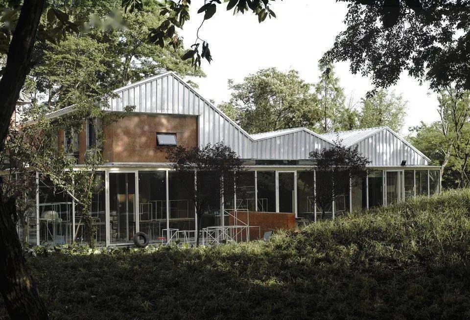 合造社创始人徐浪第一次在乡村建造房子,从最简单的材料——夯土着手