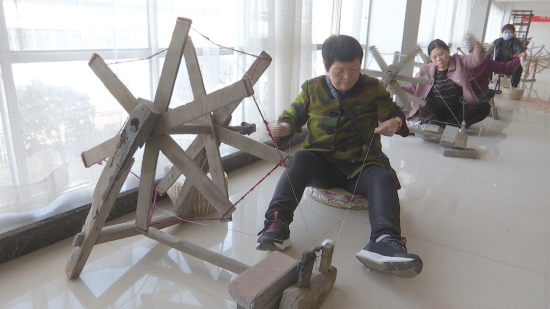 这些忙于织布的农村留守妇女,都是在给刘氏纯朴老土布厂加工老粗布,在