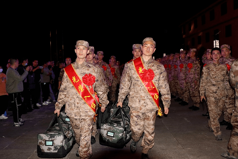 "到了部队,你要照顾好自己,别想家,不要担心我,要好好干,加油.