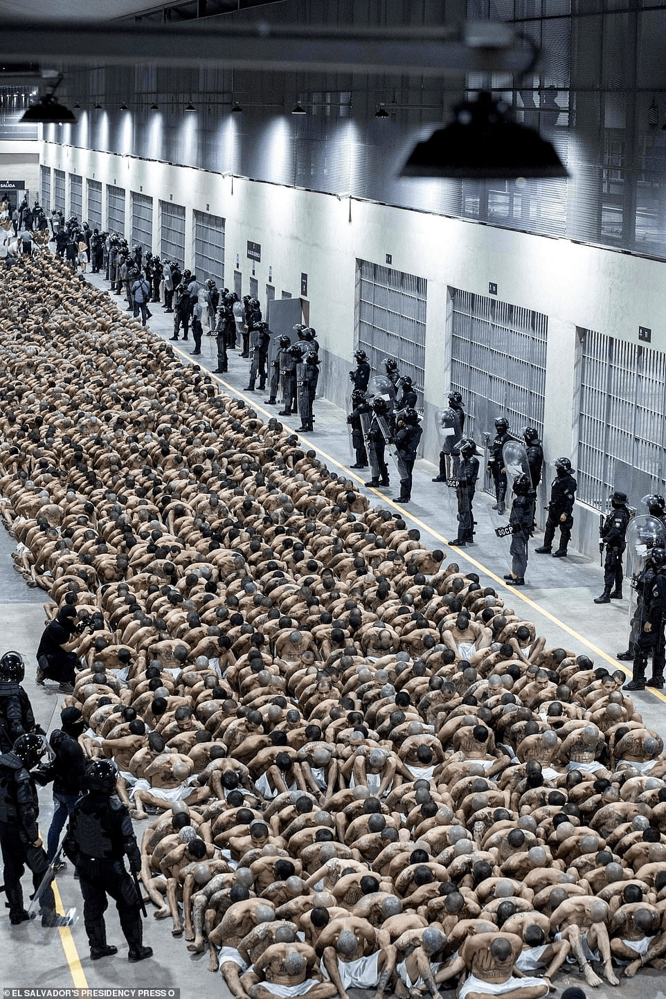 世界最大的"超级监狱"内部,震撼曝光:赤裸上身,全部光头,只睡钢板!