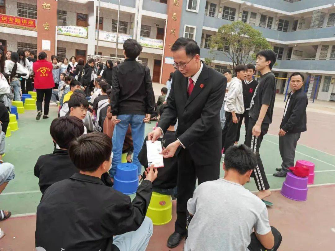 守护"少年的你"——钟山法院"萤火虫"普法团队到凤翔镇中学开展法治