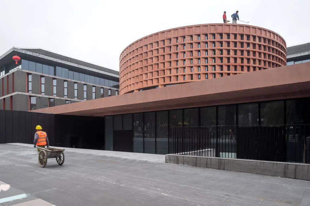 城市纪念的灯塔 | 红洞石的建筑美学——曲江艺术博物馆_空间_扩建