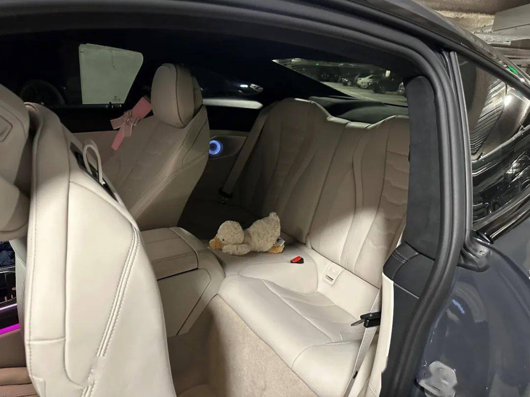 第一点:m850作为目前宝马家的旗舰产品,大coupe车型,后排真的可以用"