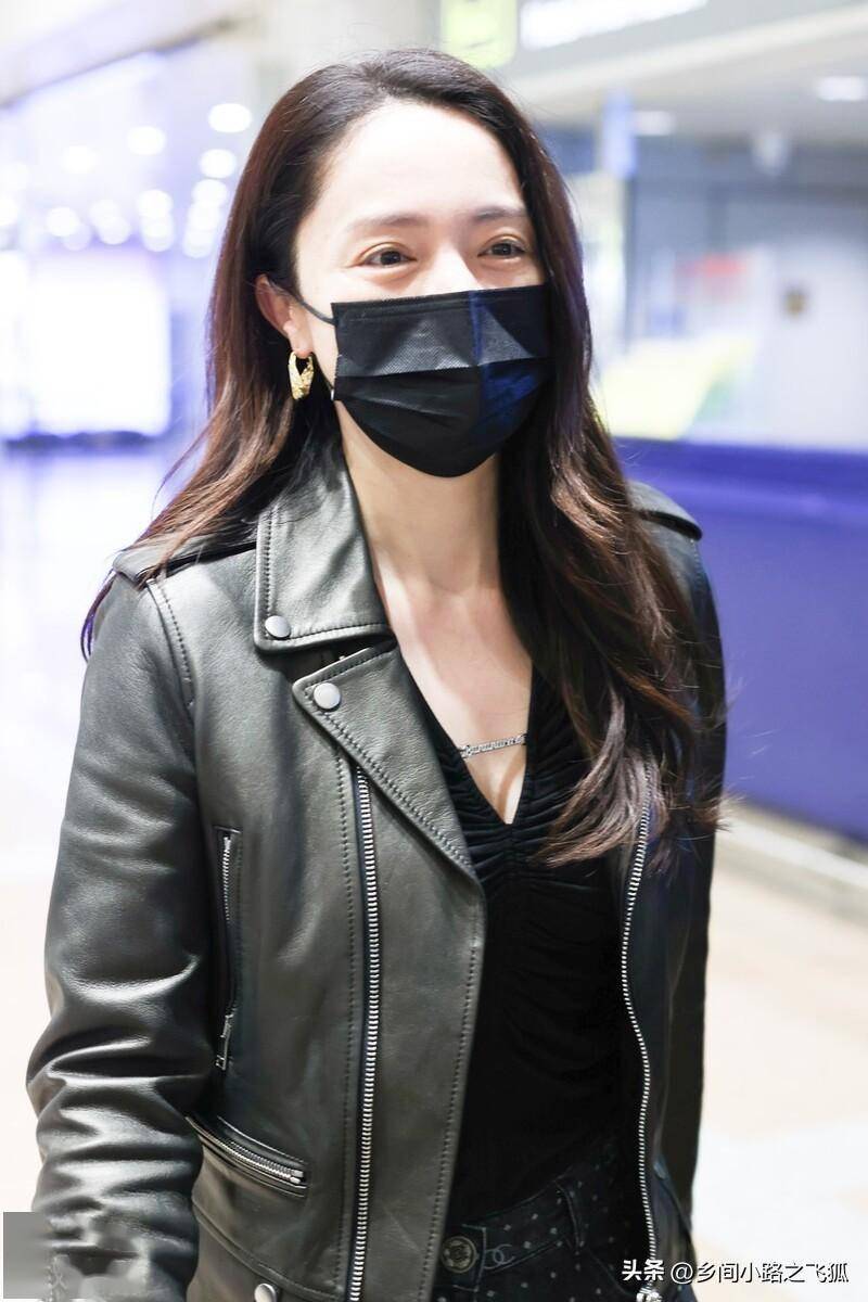 董璇提行李箱现身机场 黑色皮衣搭配披肩发酷飒帅气