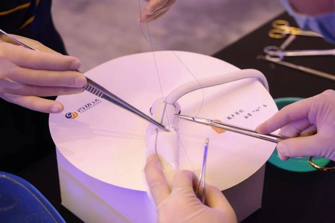 作为本次发布会的重要环节,青年医生血管缝合培训赛在上午11:00拉开