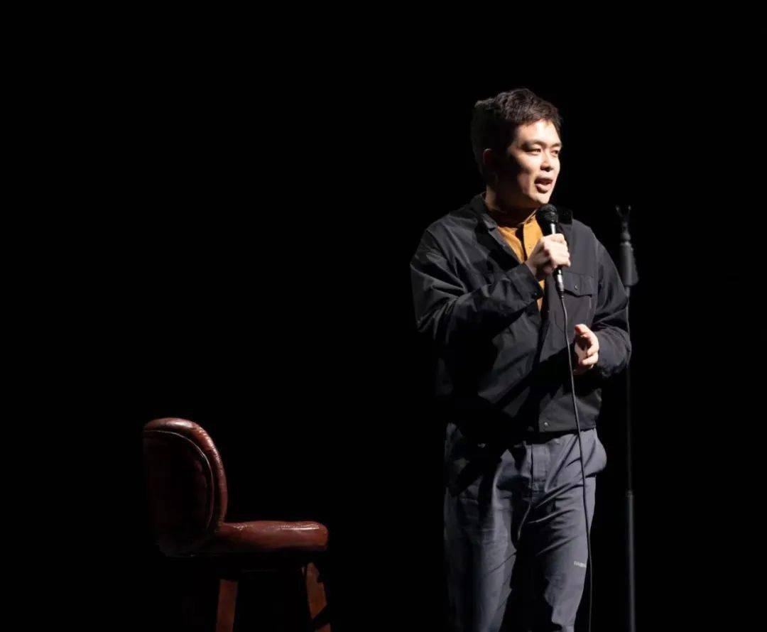 一个人一支麦,逗笑大家_表演_毛冬_苏方