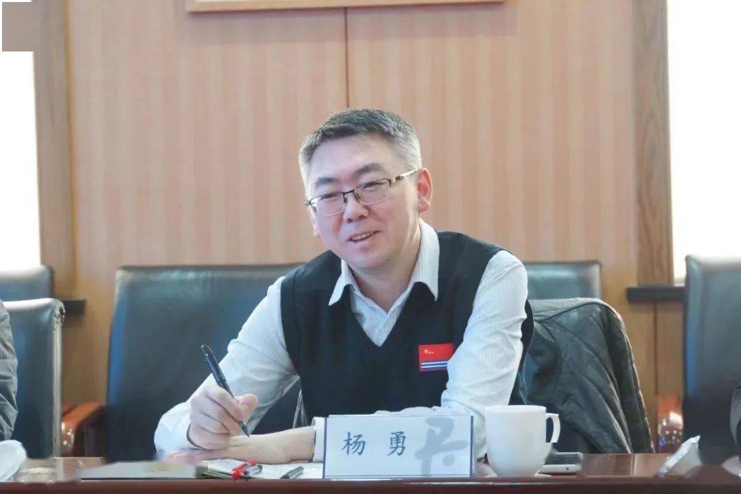 随后人天书店集团董事长邹进,总经理施春生等领导陪同座谈,双方围绕"