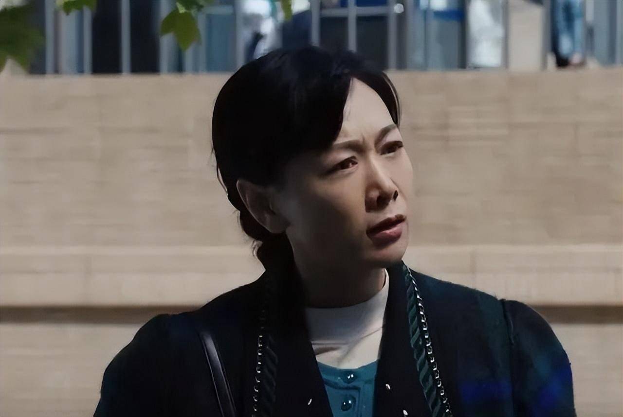 傅莹的老公玉树某方面出现问题,他不敢面对傅莹,也不碰她,自己找了