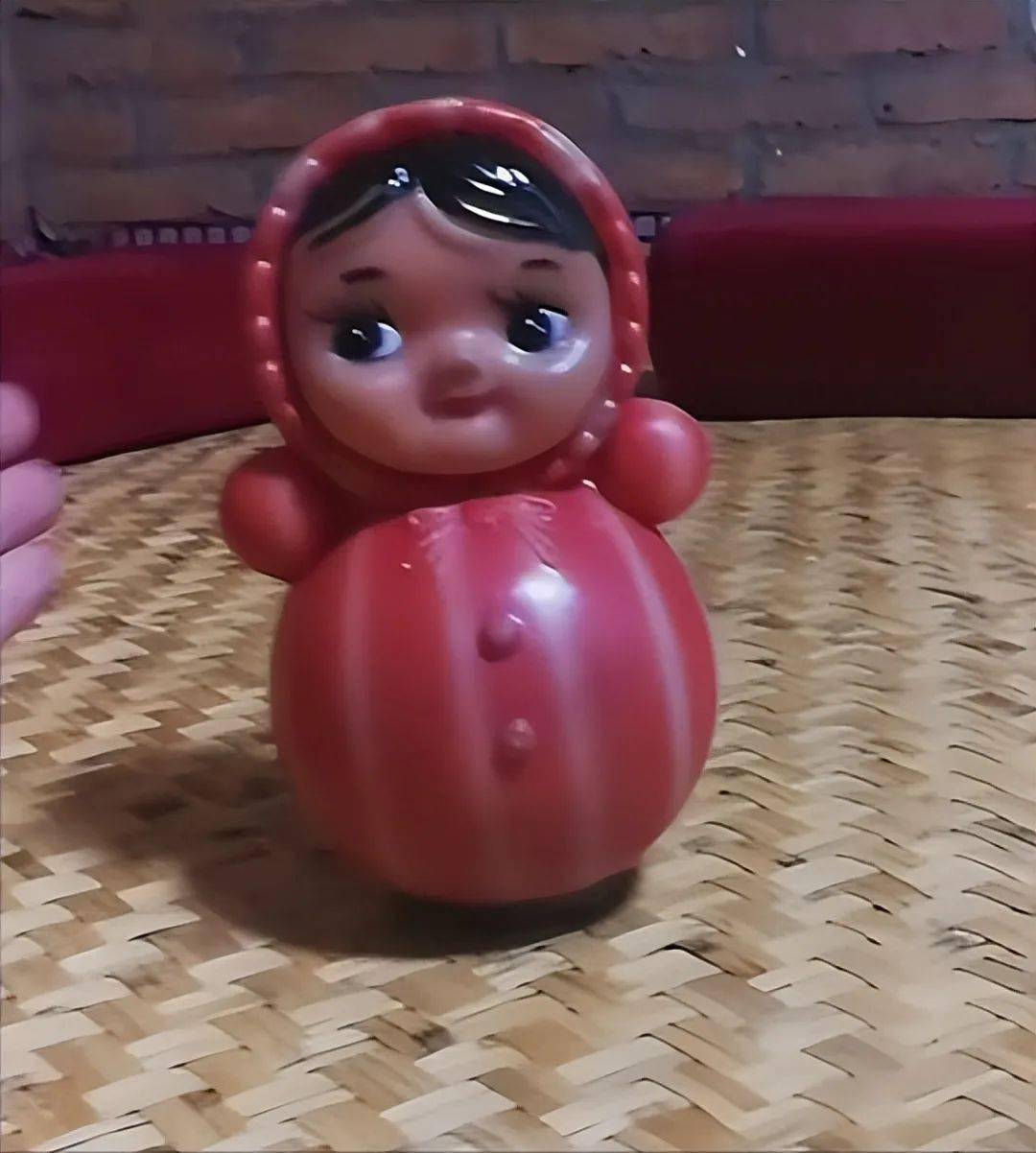 娃娃当时3~5毛钱一瓶,然后有押金(1打10瓶,退空瓶退押金,喝完舌头染