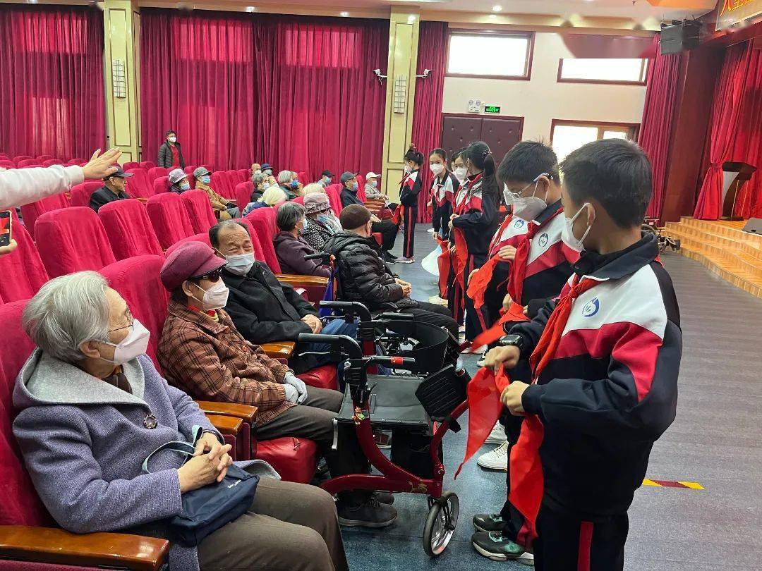 【会员风采】八里庄小学学雷锋公益志愿者到四季青敬老院文艺汇演