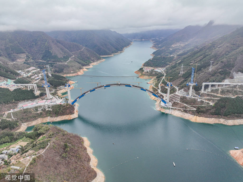 航拍广西在建世界最大跨径拱桥_龙滩_天峨县_河池市
