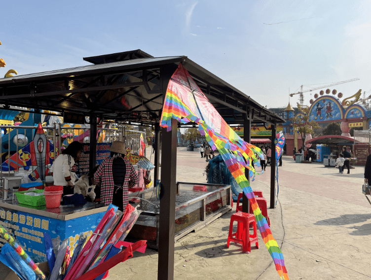 丹阳家长,近期在丹凤公园游玩需警惕._风筝_行人_脖子