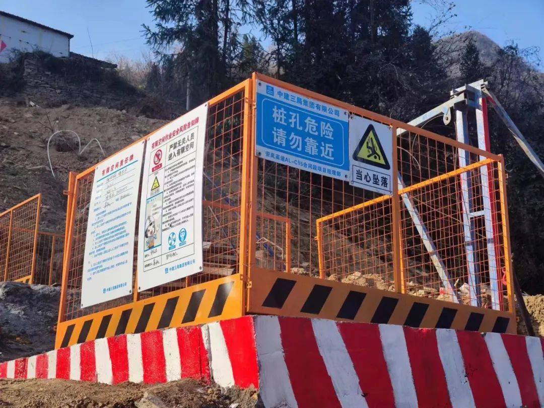 02/人工挖孔桩标准化切实保障作业人员安全安全带挂设在安全母绳处