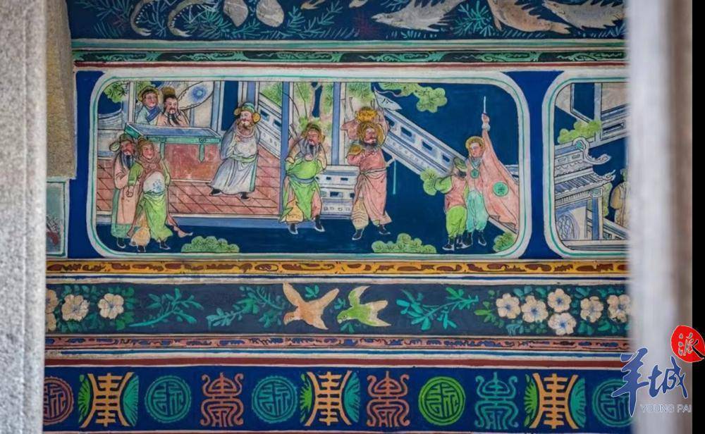 梁柱,屋角,墙沿等各处,精雕细琢,鬼斧神工,这一切都是潮汕祠堂高超的