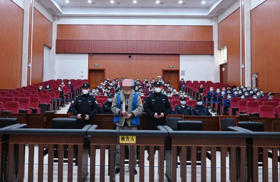 90后小伙担任银行出纳时因网赌挪用公款498万,获刑七年六个月_李某雄
