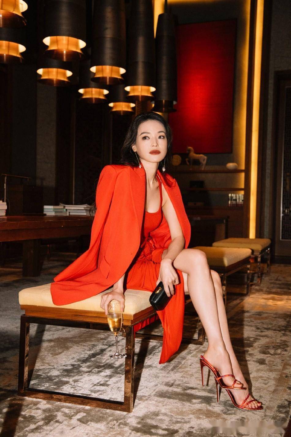 舒淇穿红色高开叉裙性感美艳 外披西装外套气场全开