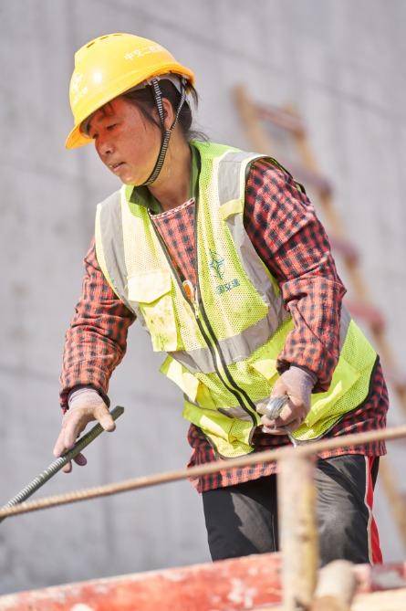 建筑女工的别样"写真"_陈梅_工地_工友