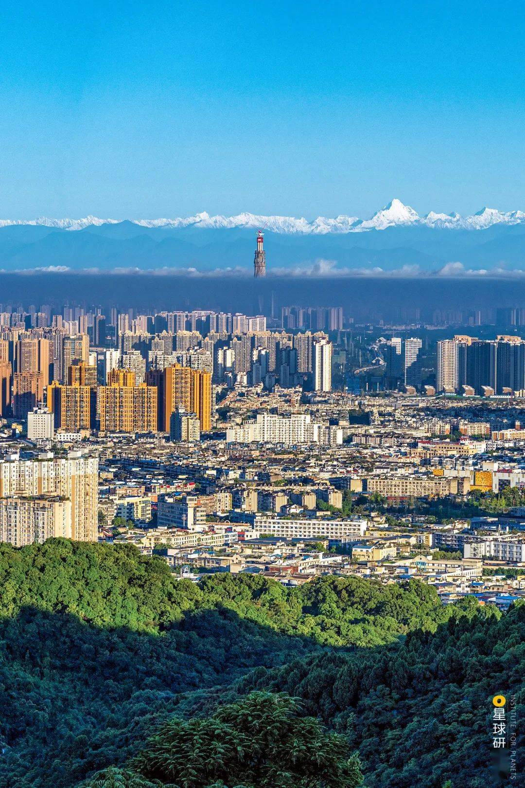 从龙泉山向西望,龙门山清晰可见,千年来成都就处于这两山之间|摄影师