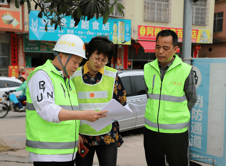 調研組先後深入國道241線呼和浩特至北海公路容縣容州鎮周口村,北流市