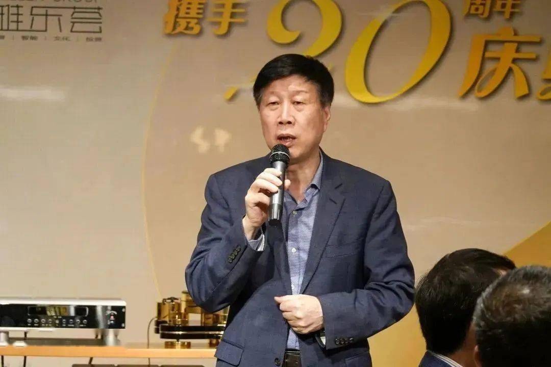 活动开始由雅乐荟总经理赖建赖总主持,活动在赖总幽默,风趣的气氛中