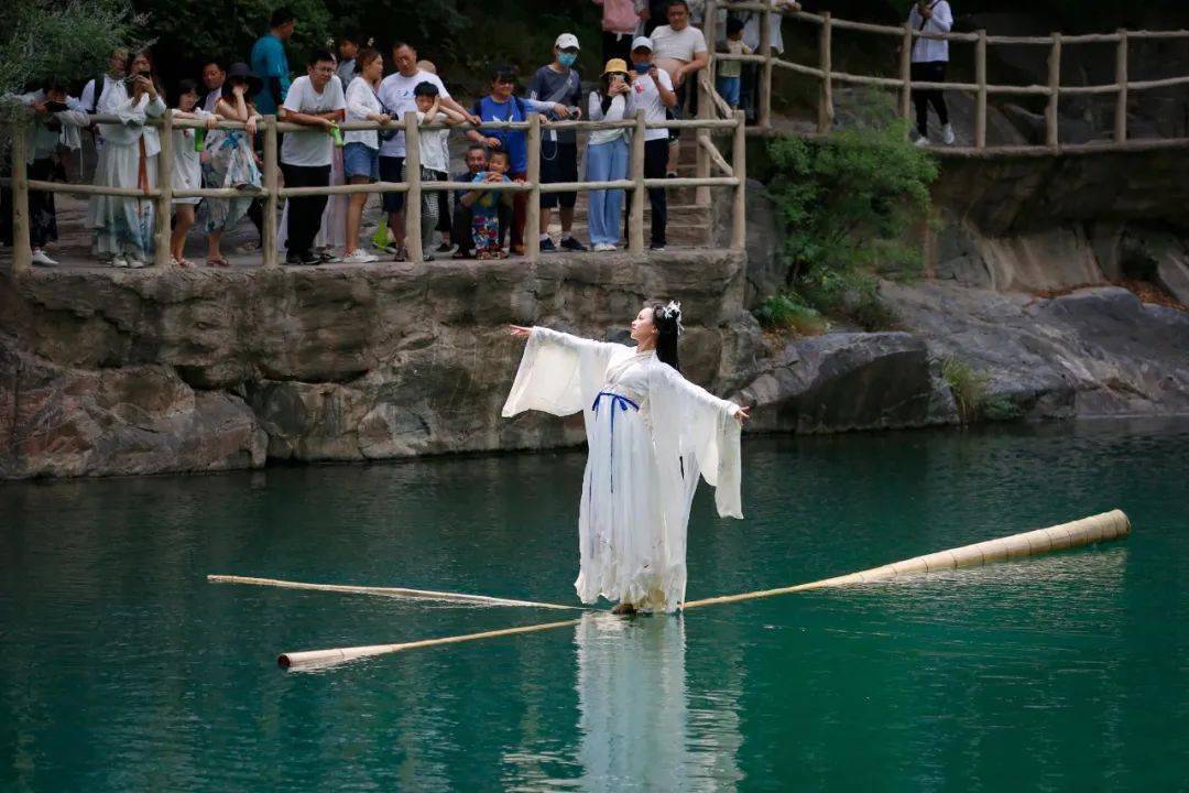 刷爆抖音的国家非遗独竹漂来德百旅游小镇啦~水上绝技"独竹漂"将惊艳