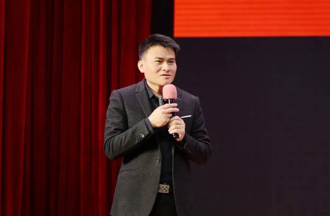 褚清源副主任作《给学校文化建设的建议》主题讲座,从"我们为什么要