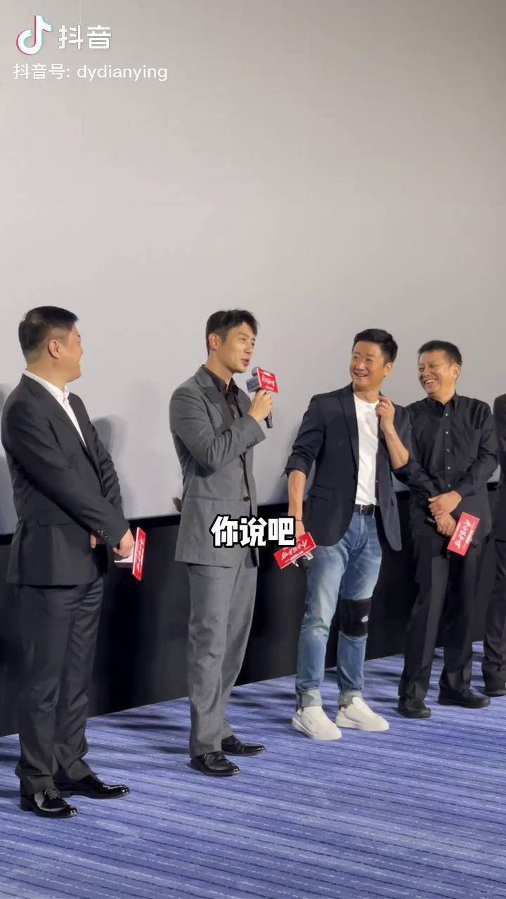 说起在长津湖 里吴京 向朱亚文 撒娇这件事,你怎么看呢,哈哈,原来还有