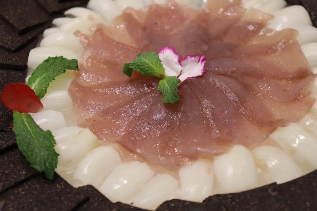 魔芋刺身▲干板菜菜品往往反映着季节更迭,顶流餐馆总能把应季的