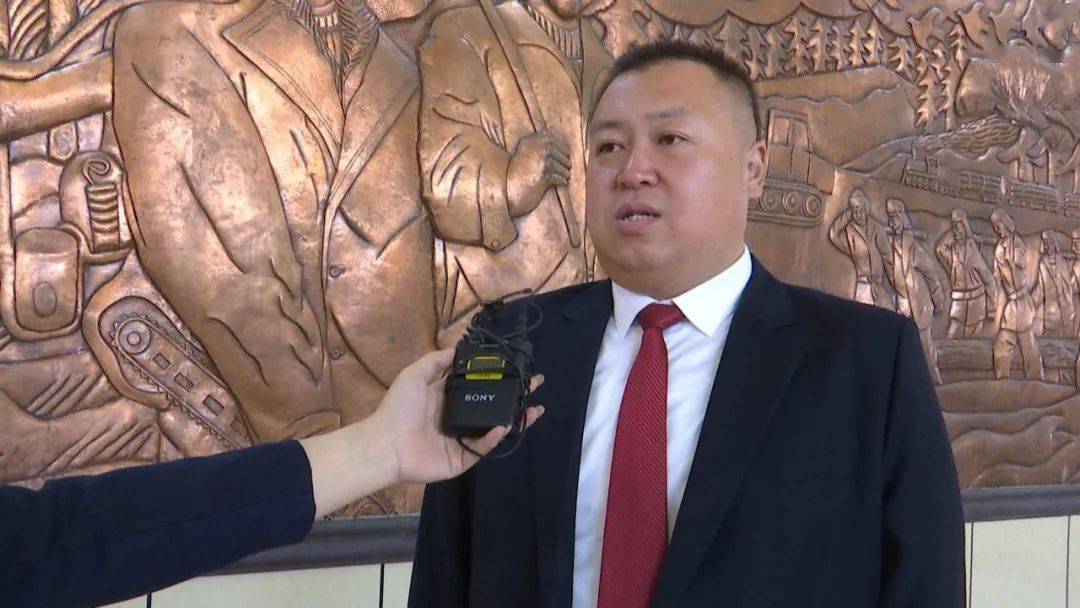 环卫管理处副主任 于辉:在道路保洁方面我们会更加努力的做好自己的本