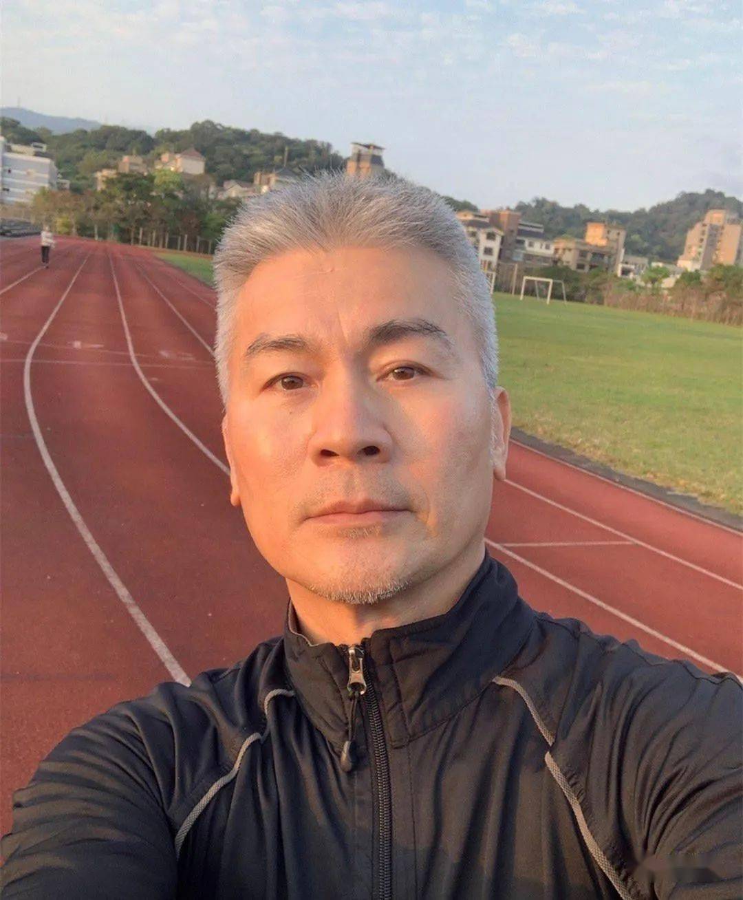 香港老戏骨黄文豪移居美国养老,60岁已满头白发,单身多年住独栋别墅