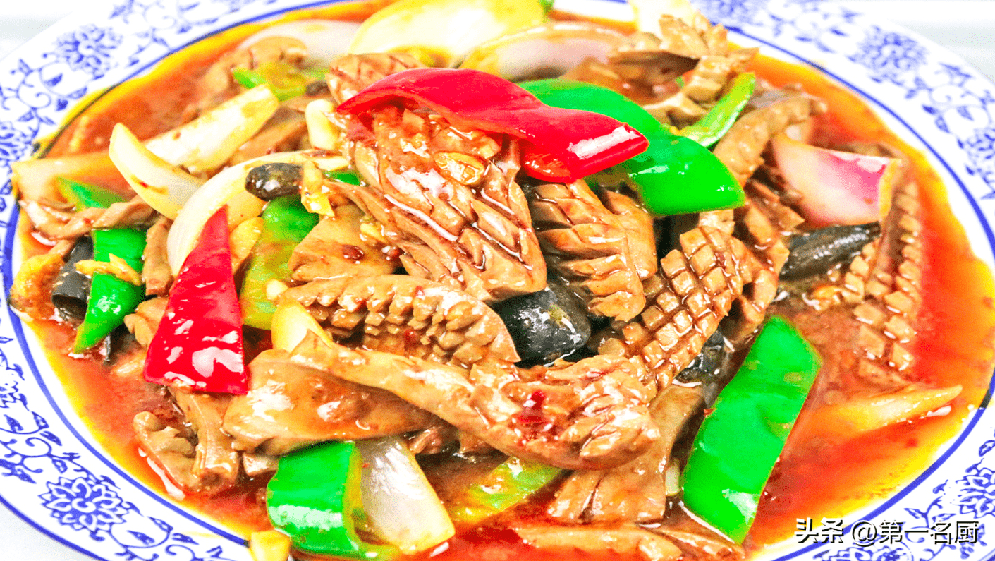 炒出红油,倒入切好的配菜,翻炒片刻,倒入腰花和料汁,开大火快速爆炒15