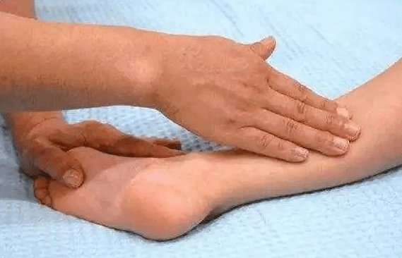 位置:用手从脚上的内踝处开始拍打,一直拍到膝盖的内侧面就可以了.