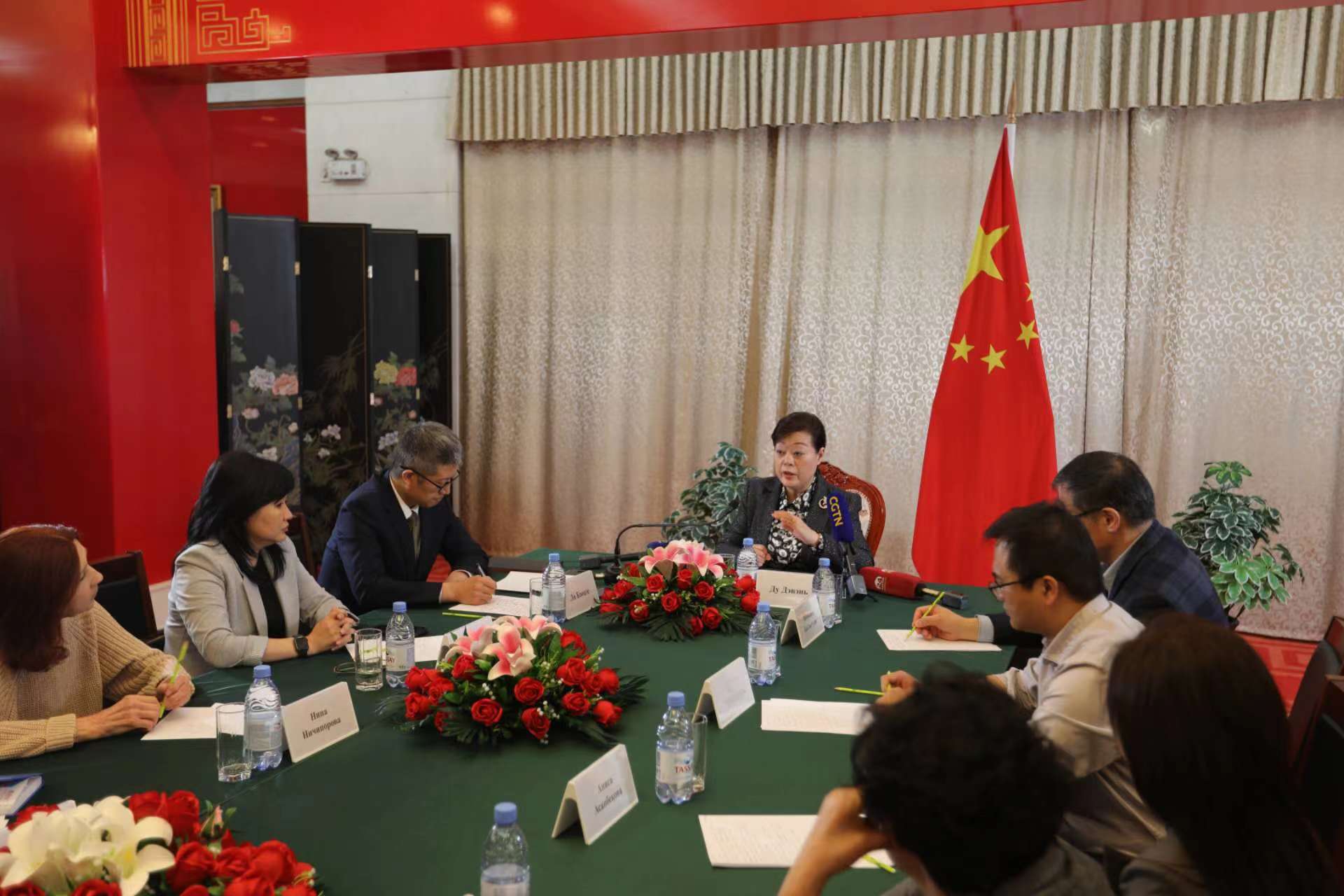 中国驻吉尔吉斯斯坦大使馆举行媒体吹风会宣介全国两会精神_中共_现代化_国家