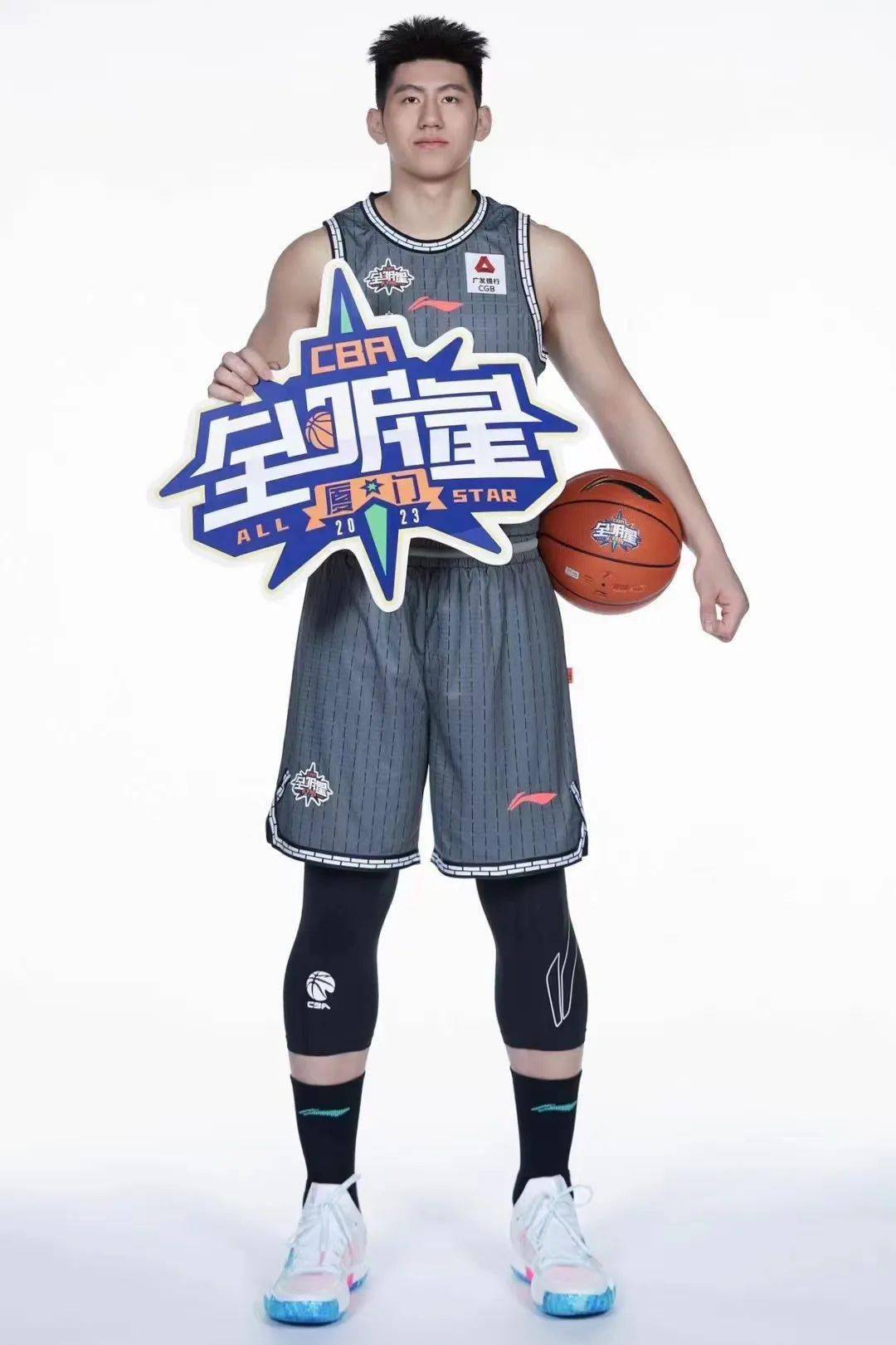 清华大学男篮队员邹阳获得cba全明星星锐赛最有价值球