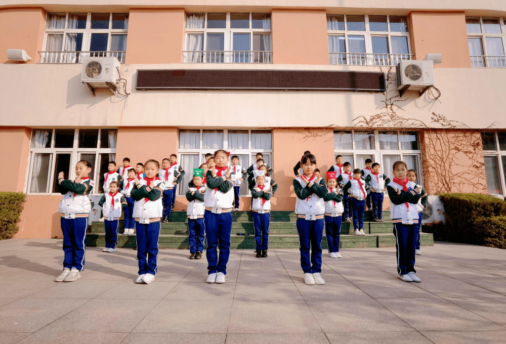 升旗仪式丨垃圾分类益处多,环境保护靠你我——青岛北山二路小学开展