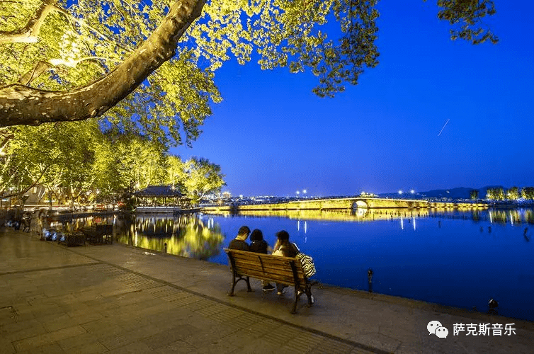 雨还在下 淋湿千年长叹 一声 天上人间白色翅膀 分飞了流年西子 湖上