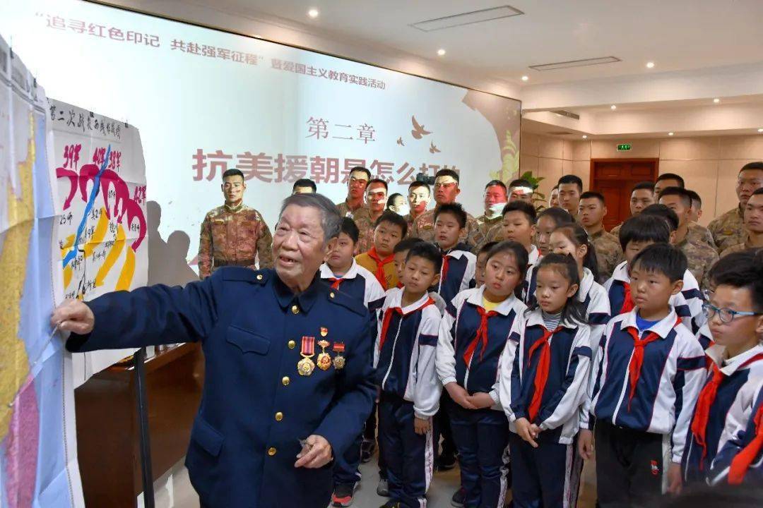 市军休干部志愿宣讲团成员88岁的郑振华老前辈与大家一起重温那段红色