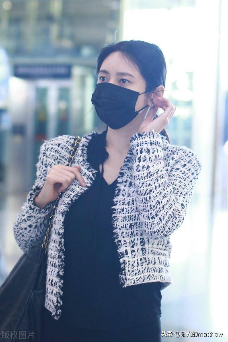 街拍:秋瓷炫黑色套装搭配花呢外套修身时尚_北京_机场