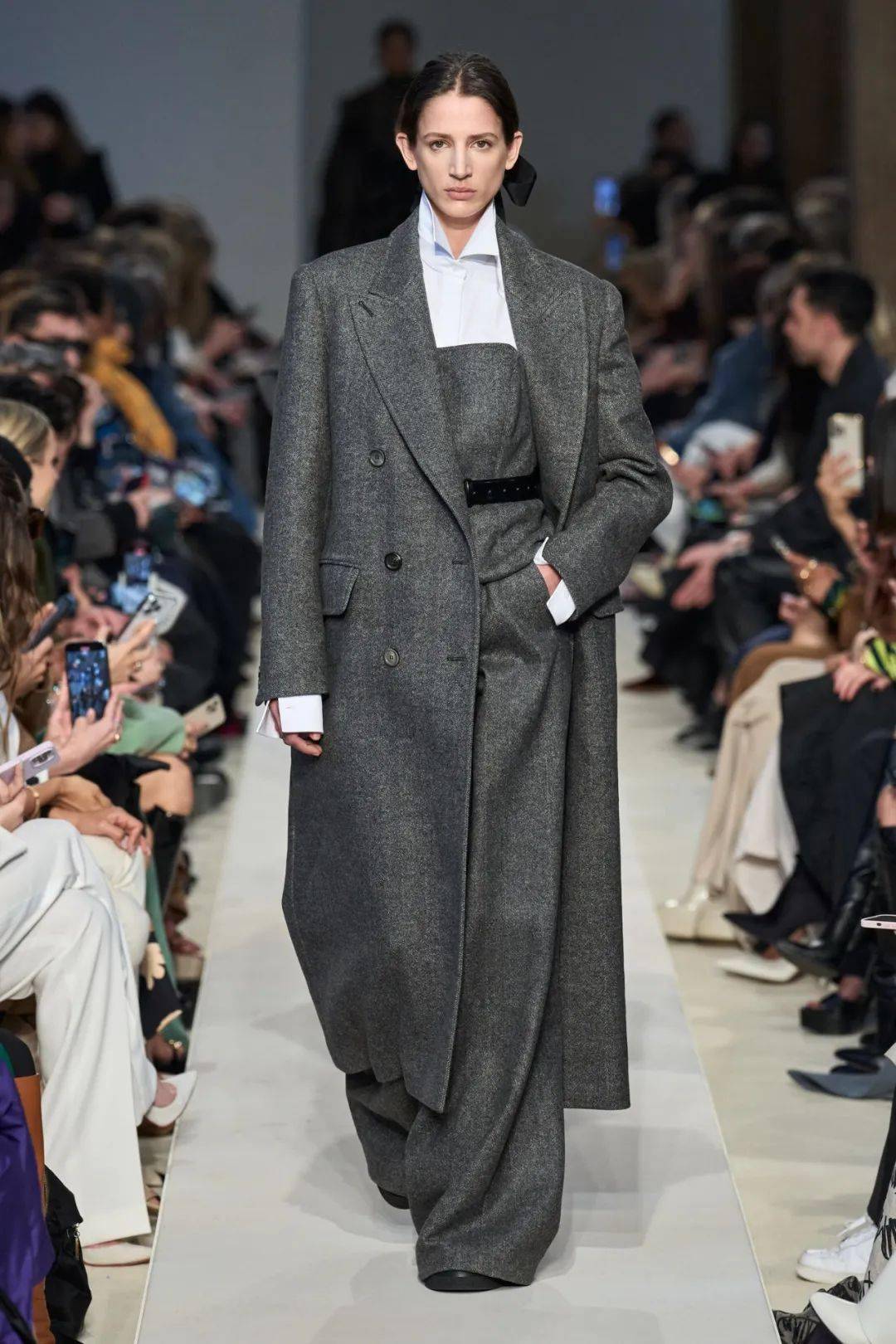 灰色外套是新的时尚:一件永恒的服装又重新流行起来