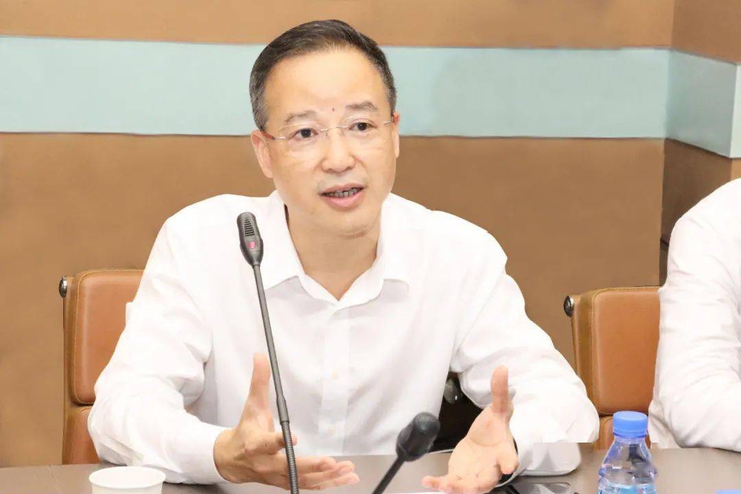 建艺集团总裁,建星集团董事长张有文对设计院的乔迁揭牌表示热烈祝贺.