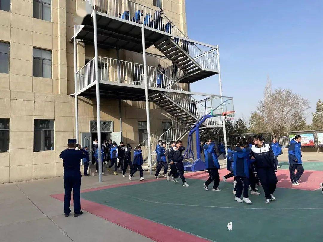 练演防消包头市青美艺术中学上午9时55分,消防演习正式开始.