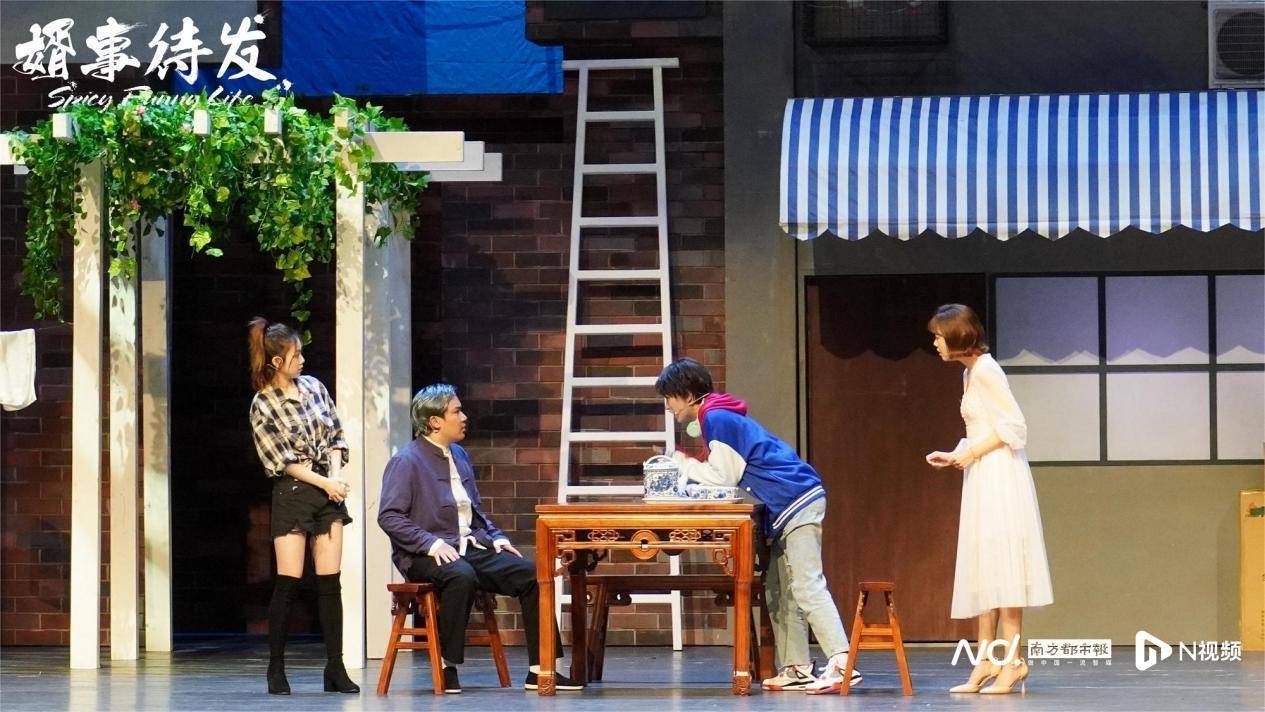 ����Ϸ���գ������黨����6����̨���н���Ц����