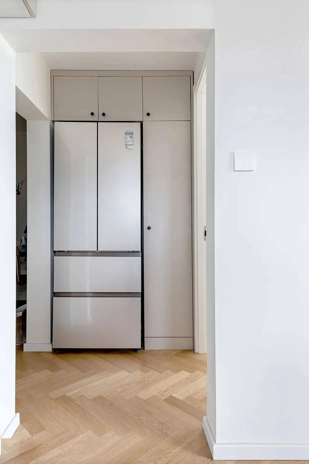 墙面做了上下分色,利用色块来活跃整个空间氛围感